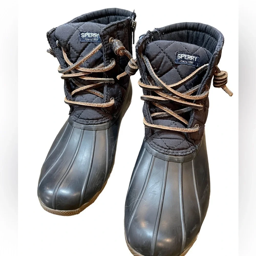 SPERRY BOOTS. BIG KIDS SALTWATER NYLON QUILT DUCK BOOTS FOR GIRLS, SIZE 3M.